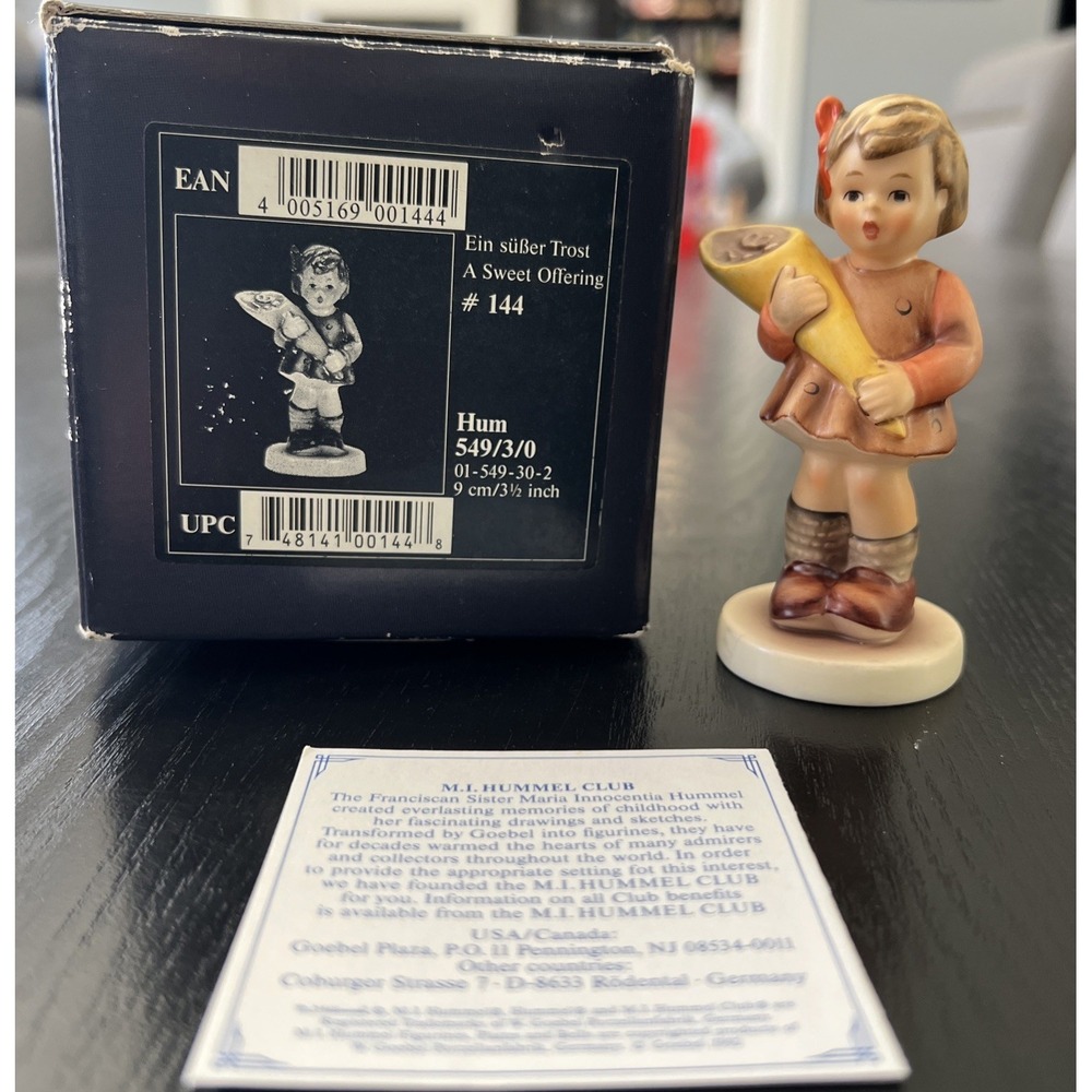 Vintage M.J. Hummel Club Goebel Figurine 549/3/0‎ A Sweet Offering Original Box